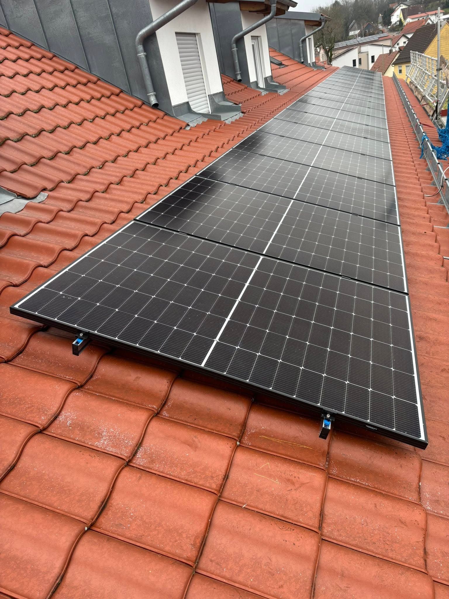 PV-Anlage Nahaufnahme auf Ziegeldach