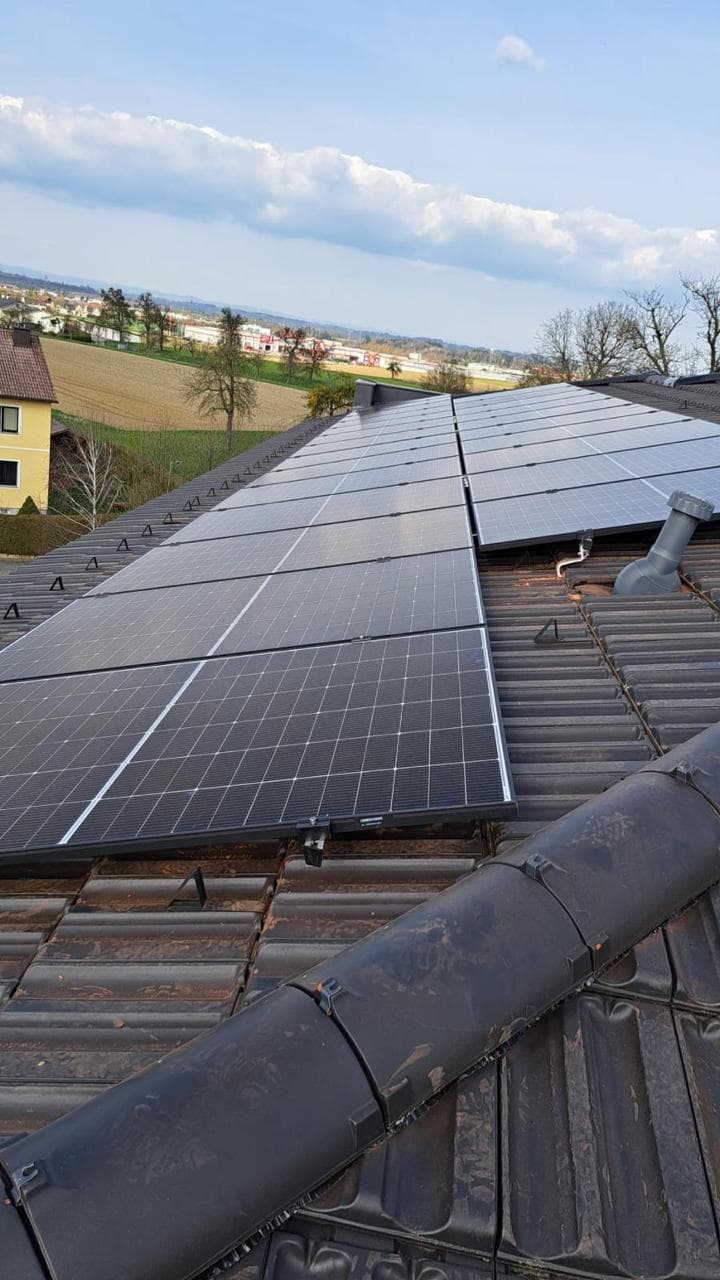 PV-Anlage auf dunklem Dach Nahaufnahme