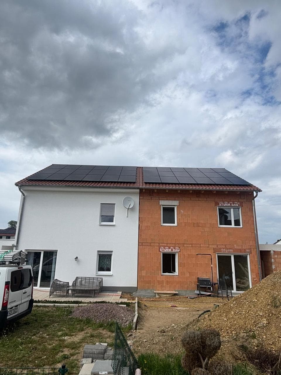 Neubau mit PV-Anlage auf dem Dach
