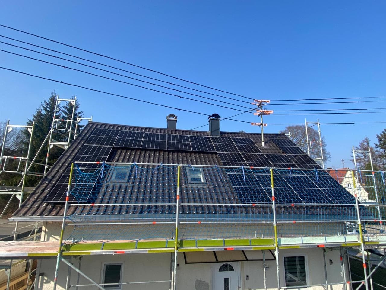 PV-Montage mit Gerust und blauem Himmel