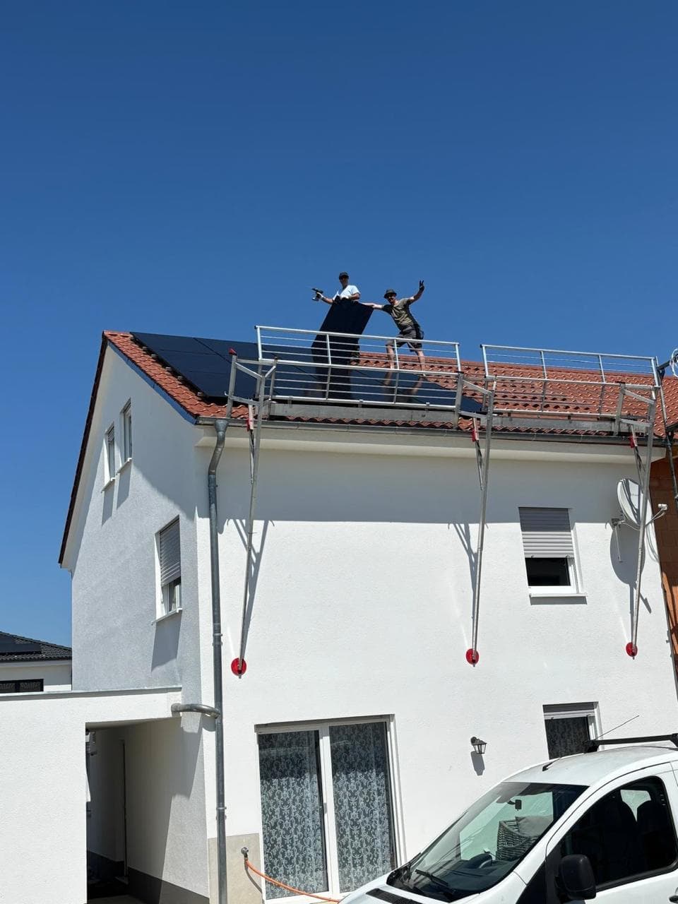 Monteure bei PV-Installation auf dem Dach