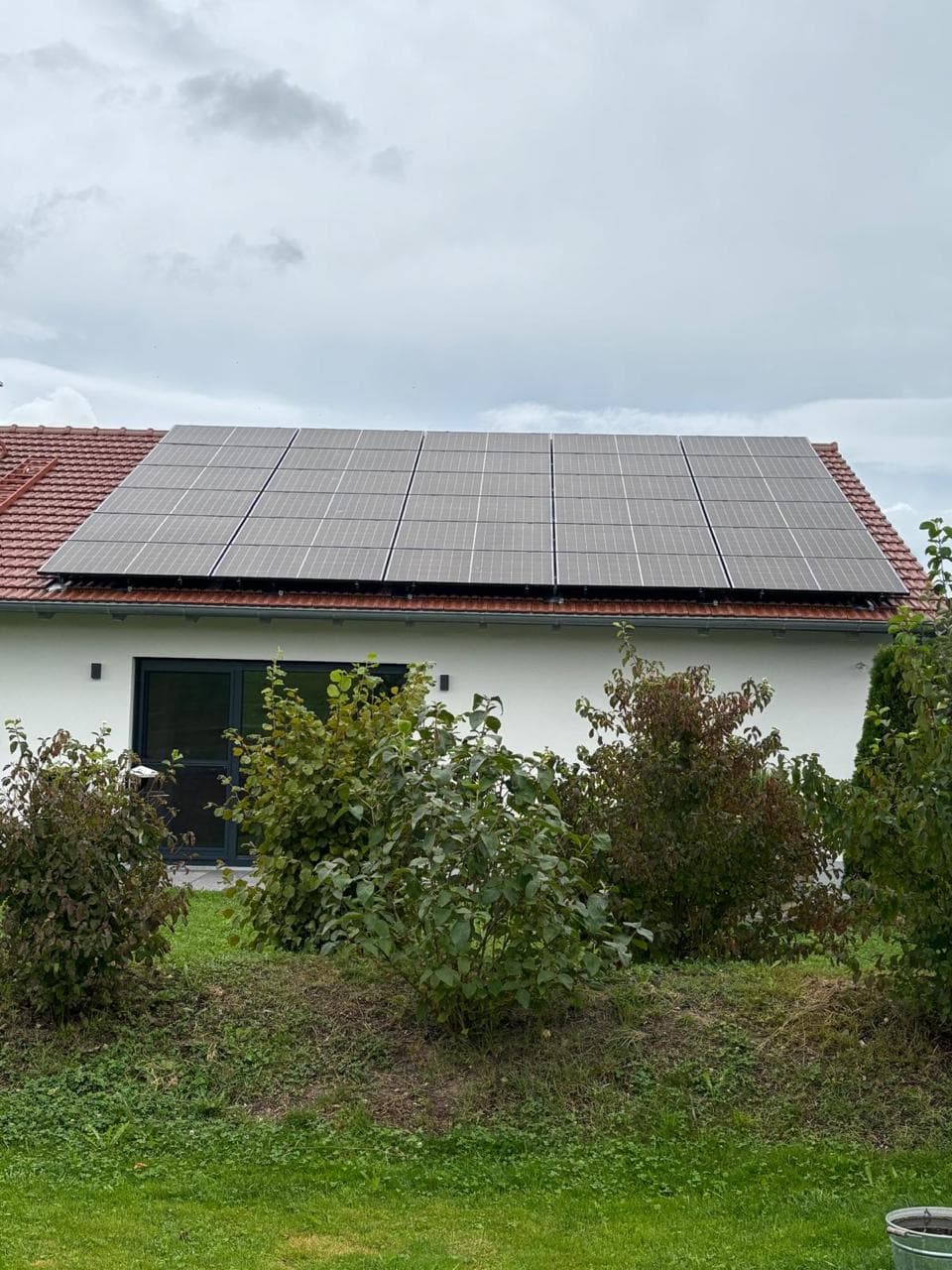 Haus mit PV-Anlage und Garten