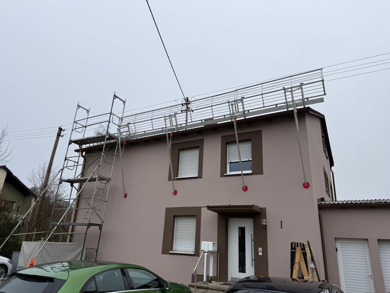 Grosse PV-Installation mit Stadtblick