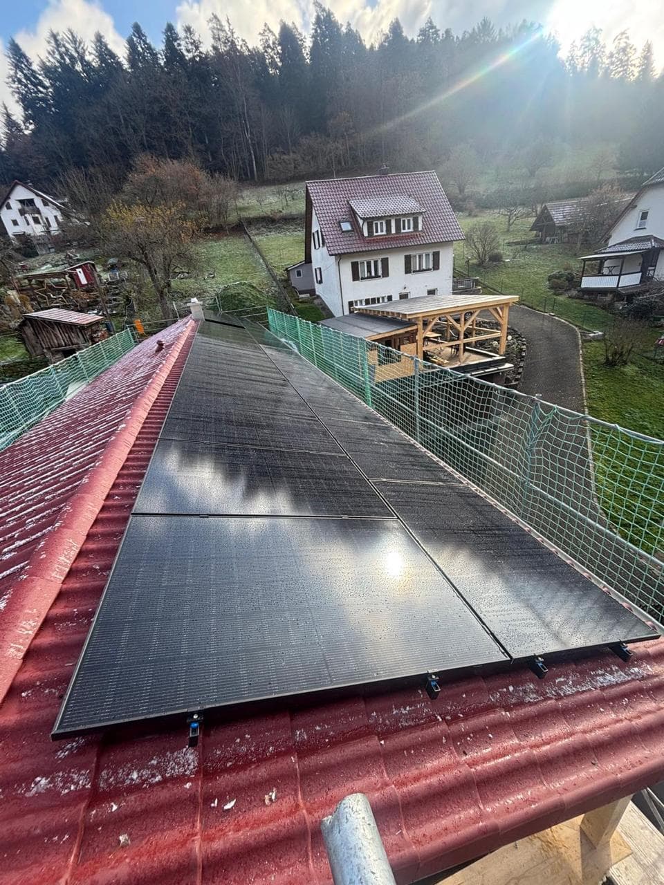 Gebaude mit Gerust fur PV-Montage