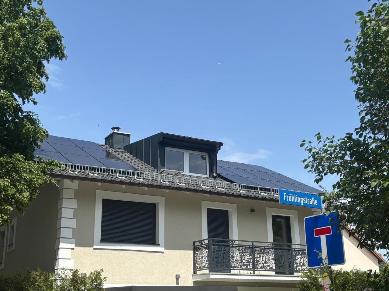 Wohnhaus mit Solarmodulen und Balkon